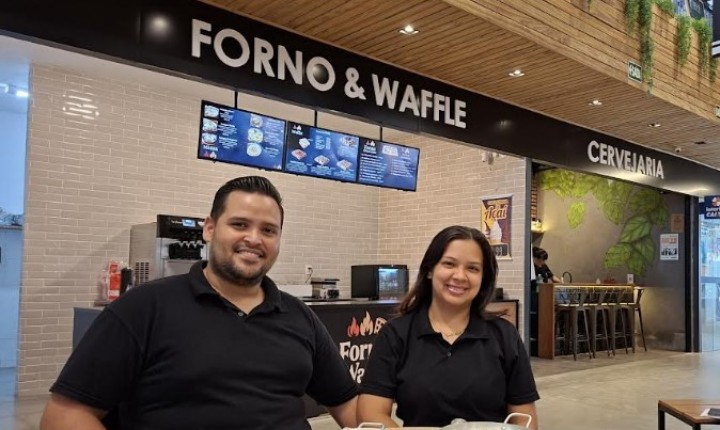 Casal venezuelano estreia negócio no Mercadão de Coqueiros