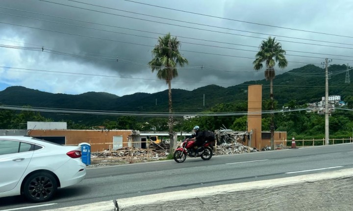 Antiga sede de jornal vira pó