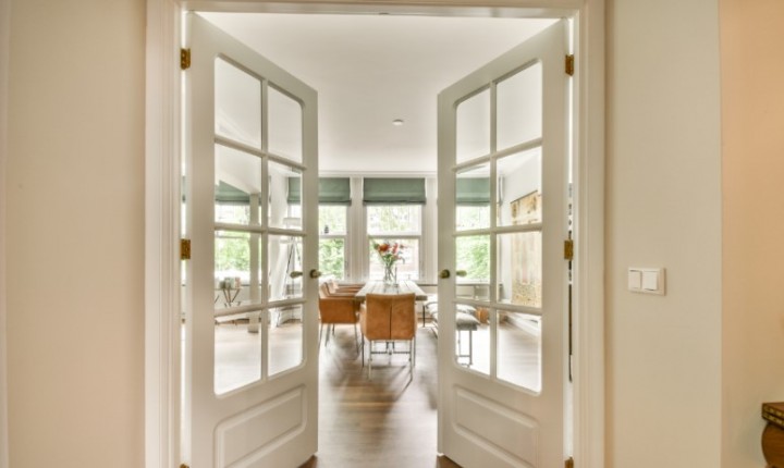 Porta francesa une luz e elegância