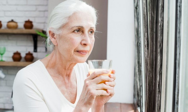 Hidratação insuficiente agrava cansaço na perimenopausa