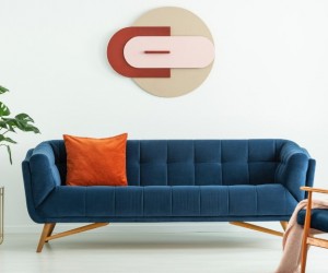 Sofá retrô volta às salas e dita estilo