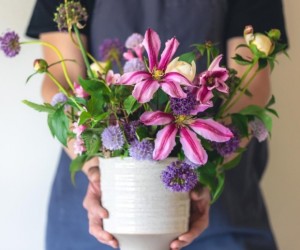 Decoração com flores artificiais une beleza e praticidade