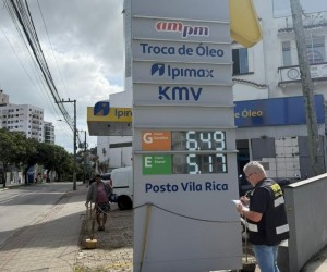 Procon pressiona e postos baixam preço da gasolina