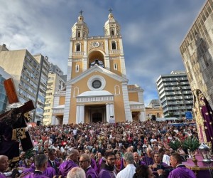 Tradição centenária leva multidão às ruas da capital