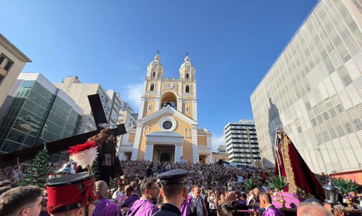 Procissão do Senhor dos Passos reúne 115 mil pessoas