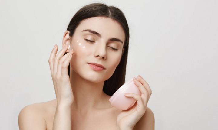 Nova tendência reduz etapas no skincare diário