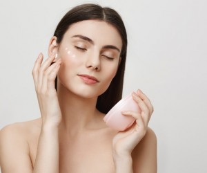 Nova tendência reduz etapas no skincare diário