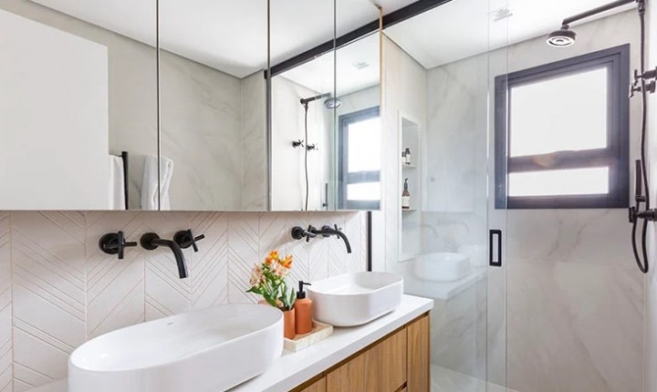 Armário com espelho muda rotina no banheiro