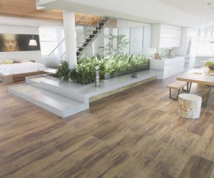 Porcelanato amadeirado ganha força em novos projetos