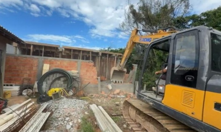 Operação remove 9 construções irregulares na Ilha