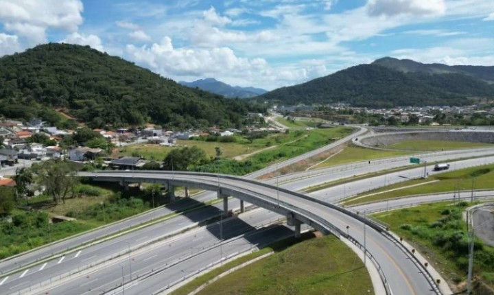 Bloqueio em viaduto muda acessos na Capital