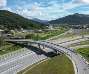 Bloqueio em viaduto muda acessos na Capital