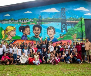 Mural coletivo une infância, cidade e memória