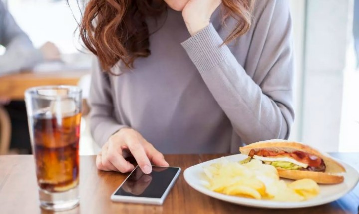 O impacto da rotina na alimentação, por Gabriela Morateli