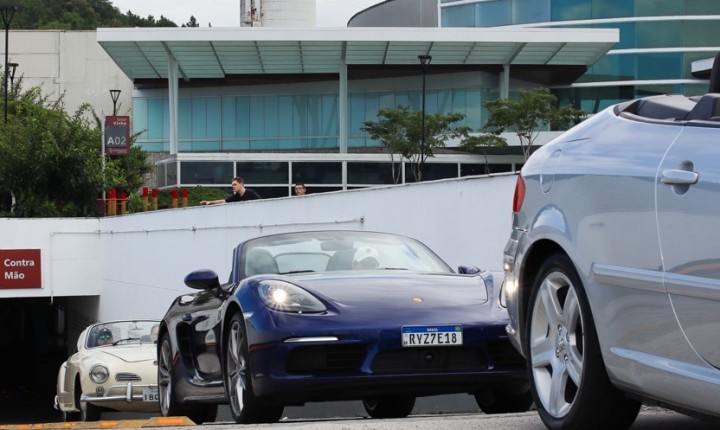 Encontro de conversíveis movimenta Floripa