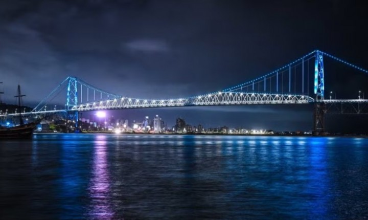 Ponte Hercílio Luz completa 100 anos com novo visual