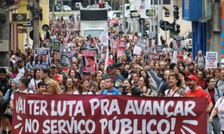 Servidores mantêm paralisação e cidade vive tensão