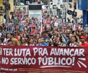 Servidores mantêm paralisação e cidade vive tensão