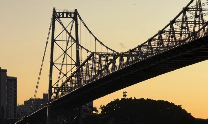 Acervo inédito revive construção da Ponte Hercílio Luz