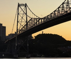 Acervo inédito revive construção da Ponte Hercílio Luz