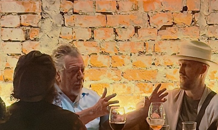  Villa Francioni presente na mesa de astro da música mundial 