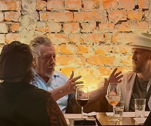 Villa Francioni presente na mesa de astro da música mundial 