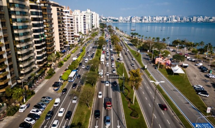 Floripa amplia estrutura para carros elétricos