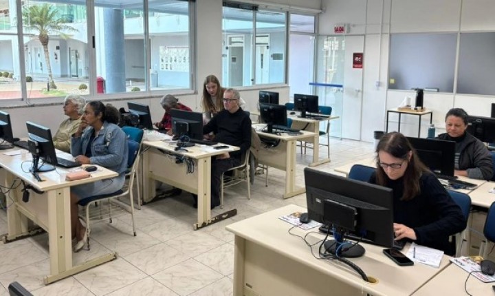 Inclusão digital ajuda imigrantes em Floripa