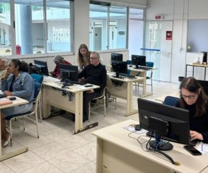 Inclusão digital ajuda imigrantes em Floripa