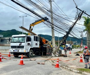 Caminhão atinge poste e causa apagão na SC-401