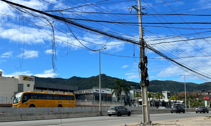 Fiação solta gera risco em condomínio na SC-401