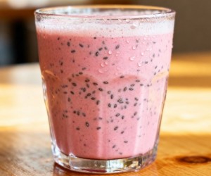 Smoothie cor-de-rosa reúne sabor e nutrição