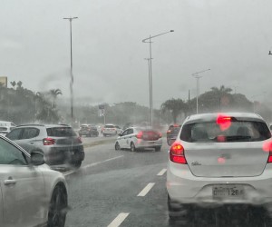 Maré alta ameaça trânsito em Florianópolis