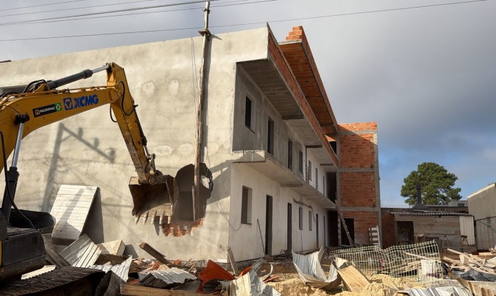 Operação derruba 14 construções irregulares