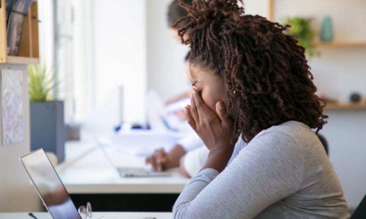 Mulheres lideram notificações de burnout no Brasil