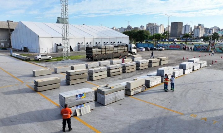 Força-tarefa distribui telhas em Florianópolis