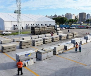 Força-tarefa distribui telhas em Florianópolis