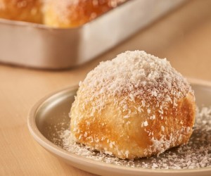 Pãozinho de coco fofinho combina com café