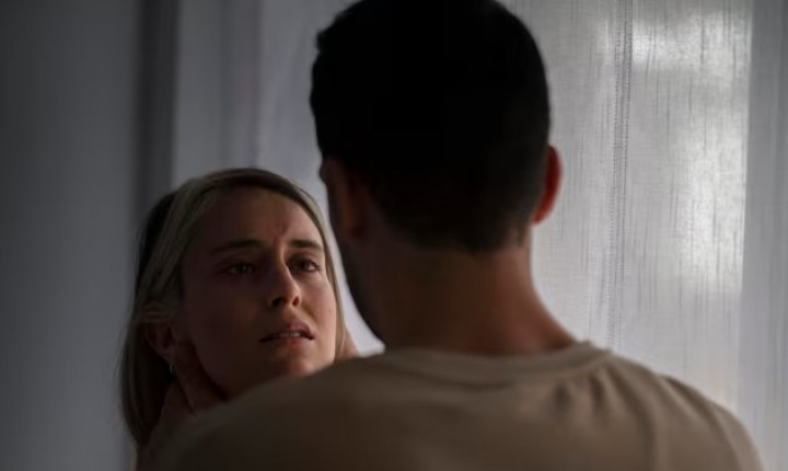 Por que uma pessoa se torna narcisista?