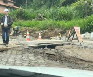 Tubulação rompe durante obras e afeta trânsito na Lagoa