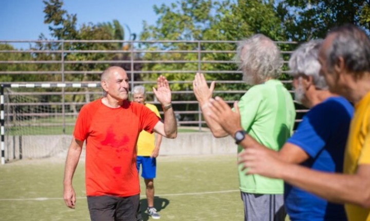 Idosos vão aos gramados dar cartão vermelho ao idadismo