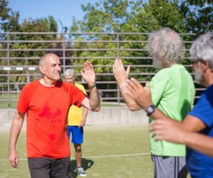Idosos vão aos gramados dar cartão vermelho ao idadismo