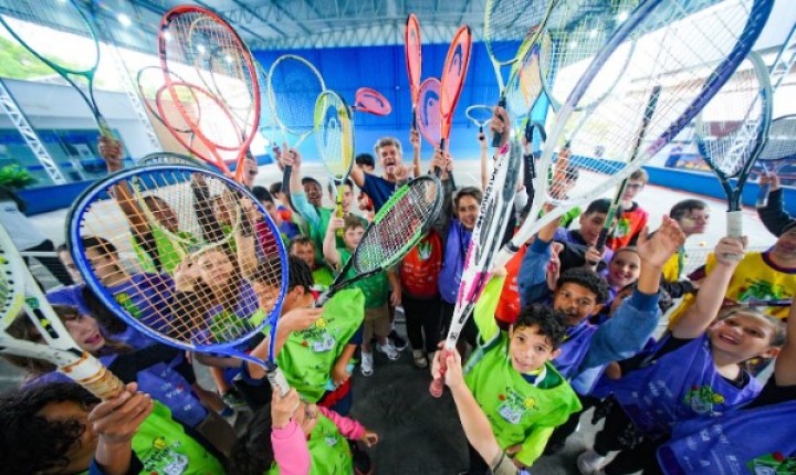 Guga Kuerten transforma quadra em espaço de inclusão